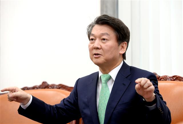 “바른정당과의 선거연대는 필수”라는 안철수 국민의당 대표는 햇볕정책을 세부적으로 보면 두 당의 차이가 크지 않다고 말한다. 박현구 기자/phko@