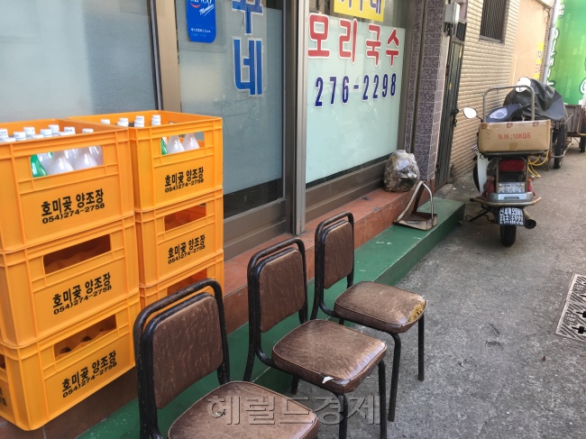 [사진=23일 오후 1시께 손님이 줄어 텅 비어 있는 모리국수 집 대기의자. 김유진 기자/kacew@heraldcorp.com]