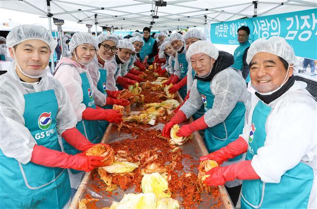 허진수(오른쪽 앞에서 두번째) GS칼텍스 회장과 본사 임직원 120여 명이 연말을 맞아 지난 23일 서울 시내 한 보육원에서 김장 봉사활동을 펼쳤다. 이날 담근 김치는 해당 보육원과 인근 홀몸어르신 가정에도 전달될 예정이다. GS칼텍스는 GS그룹으로 출범한 2005년부터 기업의 사회적 소임을 다하기 위해 지속적으로 봉사활동을 진행해 왔다. 연중 정기적으로 각 지역 사회복지단체와 연계해 진행하고 있다. GS칼텍스는 포항지역에 발생한 지진으로 어려움을 겪고 있는 이재민을 돕기 위한 봉사활동에도 참여한다. 이세진 기자/jinlee@
