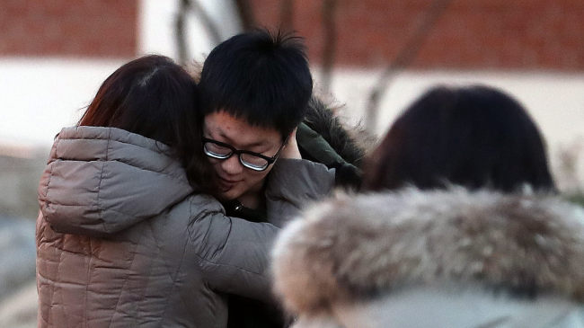 수험생은 ‘수능 후유증’을 극복하기 위해 하루 푹 쉬며 심호흡, 근육 이완 운동 등을 통해 안정을 찾아야 한다. 논술 고사 등 다음 시험을 준비해야 하기 때문이다. 2018학년도 대학수학능력시험이 치러진 지난 23일 오후 경북 포항 오천고에서 수능을 마친 수험생이 어머니의 품에 안겨 있다. [연합뉴스]