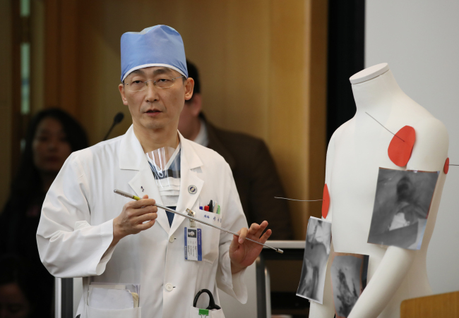 최근 판문점 공동경비구역(JSA)을 통해 귀순하다 총상을 입은 북한군 병사를 치료하고 있는 이국종 아주대병원 교수가 북한군 오모 씨(24)의 상태를 브리핑하고 있다. [사진제공=연합뉴스]