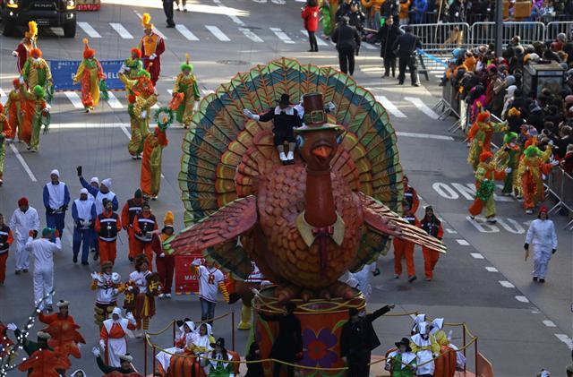 <YONHAP PHOTO-0012> The Tom Turkey float makes its way down 6th Ave during the 91st Macy's Thanksgiving Day Parade in the Manhattan borough of New York City, The York, U.S., November 23, 2017. REUTERS/Carlo Allegri/2017-11-24 00:09:42/ <저작권자 ⓒ 1980-2017 ㈜연합뉴스. 무단 전재 재배포 금지.>