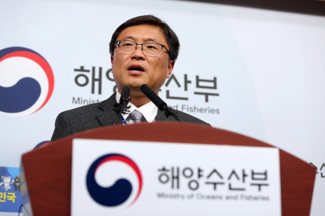 이철조 세월호 후속대책추진단장이 지난 23일 정부세종청사 해수부 브리핑룸에서 말하고 있다. 해수부는 세월호 유골 발견 은폐 책임을 물어 이철조 세월호 단장을 이날 보직 해임했다. [사진제공=연합뉴스]