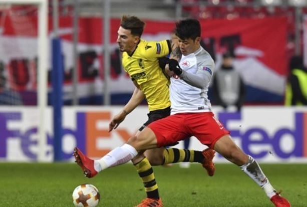 In this photo taken by the Associated Press, FC Red Bull Salzburg forward Hwang Hee-chan (R) vies for the ball with Vitoria SC`s Fabio Sturgeon during the Europa League Group I match at Red Bull Arena in Salzburg, Austria, on Nov. 23, 2017. (Yonhap)