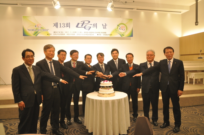 지난 23일 열린 ‘제13회 LPG의 날’에 이재훈(왼쪽 네번째) SK가스 사장, 구자용(왼쪽 다섯번째) E1 회장 등이 참석한 가운데 기념촬영을 하고 있다. [제공=한국LPG산업협회]