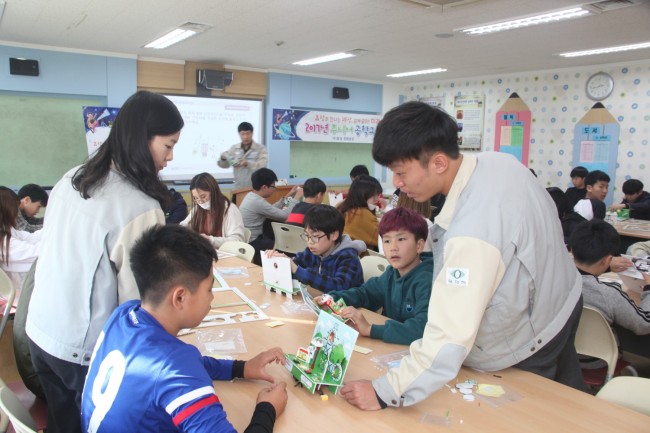 효성 창원공장 직원들은 지난 13일 창원초등학교에서 직접 강사로 나서 학생들이 변압기 원리를 이해하고 모형을 직접 제작해 볼 수 있는 ‘주니어 공학교실’을 실시했다. [사진제공=효성]
