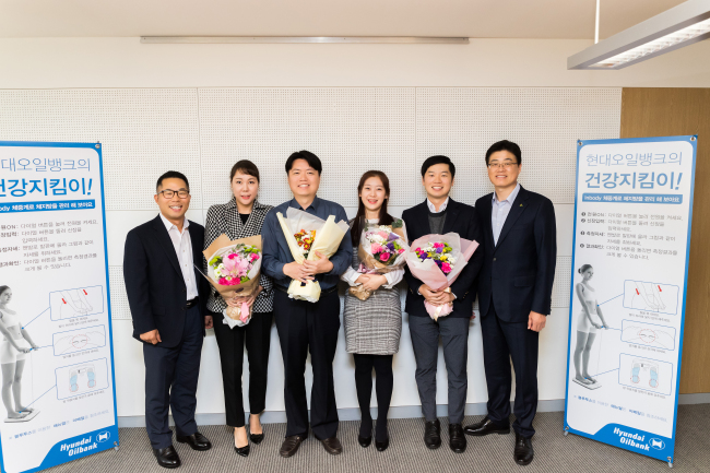 현대오일뱅크 한환규 경영지원본부장(오른쪽 첫번째)과건강증진프로그램 시상자들과 프로그램 관계자들이 기념사진을 촬영하고 있다. [사진제공=현대오일뱅크]