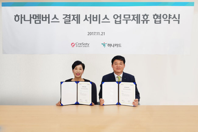 박경애 크레소티 대표이사(왼쪽)과 홍필태 하나카드 미래사업본부장이 결제분야 전략적 제휴를 체결하고 포즈를 취하고 있다. [사진제공 = 하나카드]