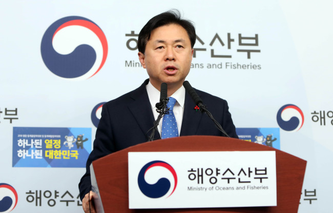 김영춘 해양수산부 장관이 23일 세종청사 해수부 브리핑룸에서 논란이 된 세월호 현장 유골 은폐와 관련해 경위를 설명·사과하고 있다. [사진제공=연합뉴스]