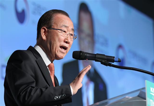 <YONHAP PHOTO-1450> 기조연설 하는 반기문 전 총장 (서울=연합뉴스) 김주성 기자 = 반기문 전 유엔(UN) 사무총장이 24일 오전 서울 종로구 포시즌스호텔에서 열린 '제4회 서울 기후·에너지 국제 콘퍼런스'에서 '파리 기후변화협정의 새로운 모멘텀과 지속가능한 미래'를 주제로 기조연설하고 있다. 2017.11.24 utzza@yna.co.kr/2017-11-24 10:04:47/ <저작권자 ⓒ 1980-2017 ㈜연합뉴스. 무단 전재 재배포 금지.>