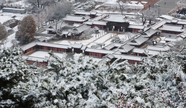 Snow fell overnight in Suwon, Gyeonggi Province. Photo taken in the morning on Nov. 24 (Yonhap)