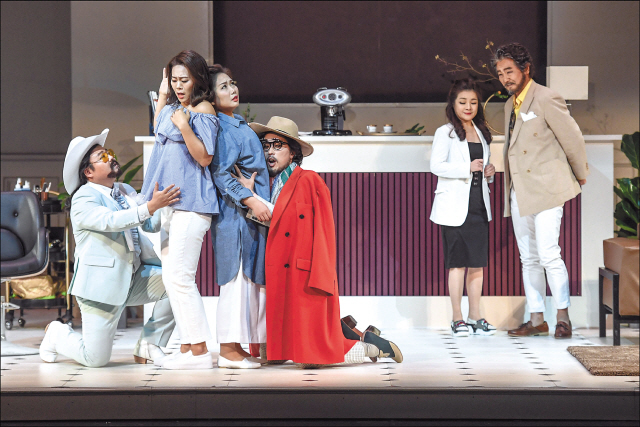 서울시오페라단의 모차르트 오페라 ‘코치 판 투테(Cosi fan Tutte·왼쪽)’, 연극 ‘병동소녀는 집으로, 돌아가지 않는다’  [제공=세종문화회관, 예술의전당]
