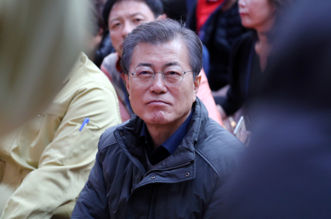 문재인 대통령이 24일 오전 경북 포항 흥해실내체육관 대피소를 찾아 종합상황보고를 받고 있다. [사진제공=연합뉴스]