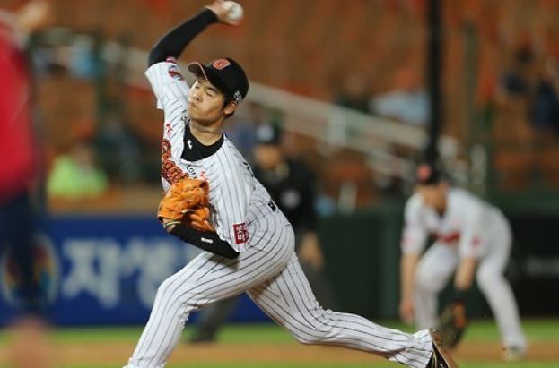 In this file photo taken on May 21, 2015, Lee Sung-min of the Lotte Giants throws a pitch against the Kia Tigers in the top of the eighth inning of their Korea Baseball Organization regular season game at Sajik Stadium in Busan. (Yonhap)