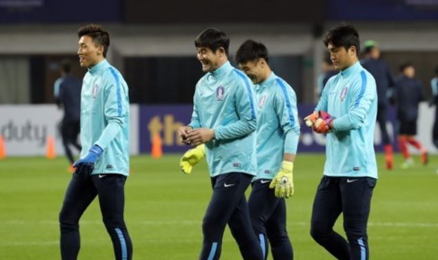 In this file photo taken March 22, 2017, South Korean goalkeepers Kim Seung-gyu (L), Kwoun Sun-tae (2nd from R) and Kim Dong-jun (R) start training at Helong Stadium in Changsha, China, ahead of their Asian World Cup qualifying match. (Yonhap)