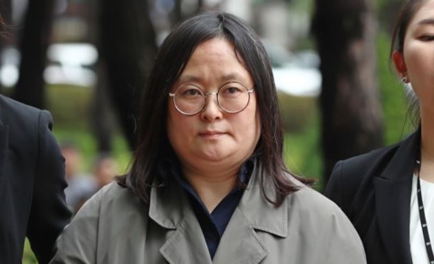 Yoo Sum-na, the daughter of Yoo Byung-eun who effectively controlled a shipping company that operated the sunken Sewol ferry that killed hundreds of passengers in 2014, is seen in this photo filed June 7, 2017, when she was extradited from France and arrested for embezzlement and breach of trust. (Yonhap)