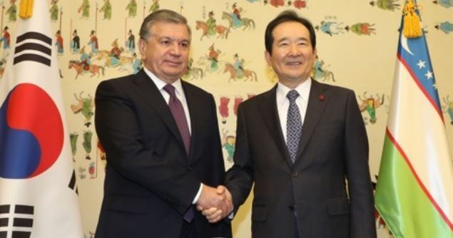 South Korea's parliamentary speaker Chung Sye-kyun (R) shakes hands with Uzbek President Shavkat Mirziyoyev before their talks at Chung's office at the National Assembly in Seoul on Nov. 24, 2017 in this photo provided by the Joint Press Corps. (Yonhap)