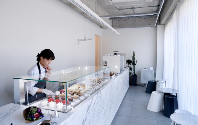 Grey and white monochromatic tones at this new eight seat spot put the spotlight on pastry chef Yun Eun-young’s vibrant treats. (Photo credit: Park Hyun-koo/The Korea Herald)