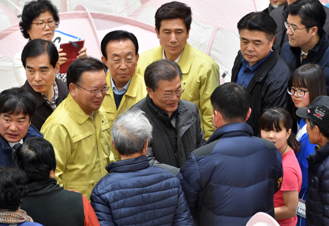 문재인 대통령이 24일 포항을 방문해 지진 피해를 입은 이재민들을 위로하고 있다.<사진제공=경북도>
