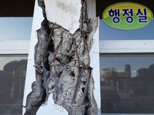 [사진설명=지진 피해를 입은 흥해초등학교 모습.사진=김병진기자]