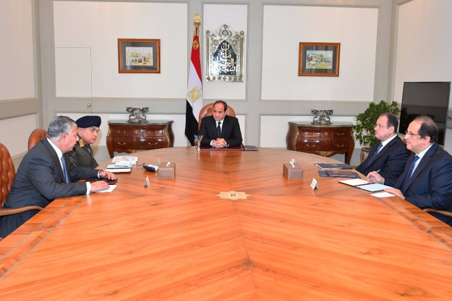 This photo released by Egypt's Presidency shows Abdel-Fattah El-Sissi, center, meeting with officials in Cairo after militants attacked a crowded mosque during Friday prayers in the Sinai Peninsula. (AP-Yonhap)