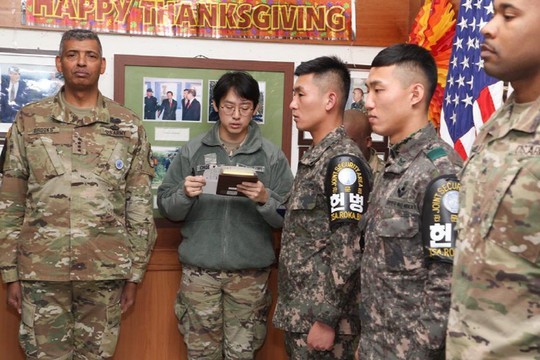 지난 23일 JSA경비대대에서 빈센트 브룩스 한미연합사령관(왼쪽 첫째)이 북한 귀순병사를 구조한 한국군 경비대대 소속 노영수 중사(왼쪽 셋째), 송승현 중사(왼쪽 넷째)에게 공로메달을 수여하고 있다.[사진=주한미군 페이스북]