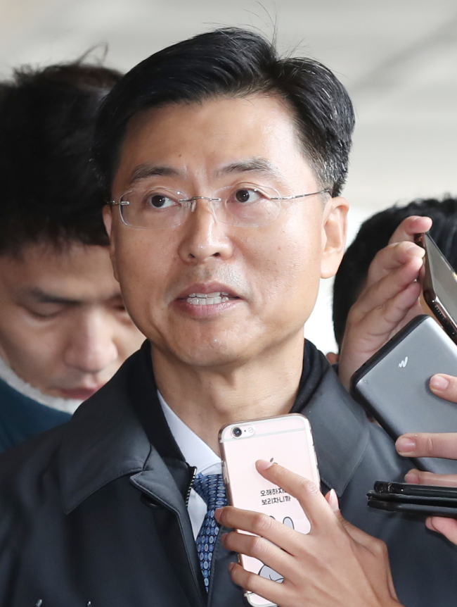 최윤수 전 국정원 2차장이 26일 오전 서울중앙지검에 피의자 신분으로 출석하며 취재진의 질문에 답하고 있다.[사진제공=연합뉴스]