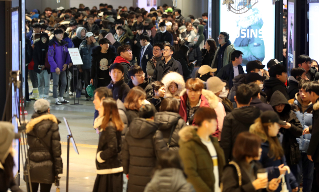 22일 오전 서울 송파구 롯데백화점 잠실점 에비뉴엘 지하 1층 평창 팝업스토어가 평창 올림픽 기념 롱패딩을 사려는 시민들로 붐비고 있다. [사진제공=연합뉴스]