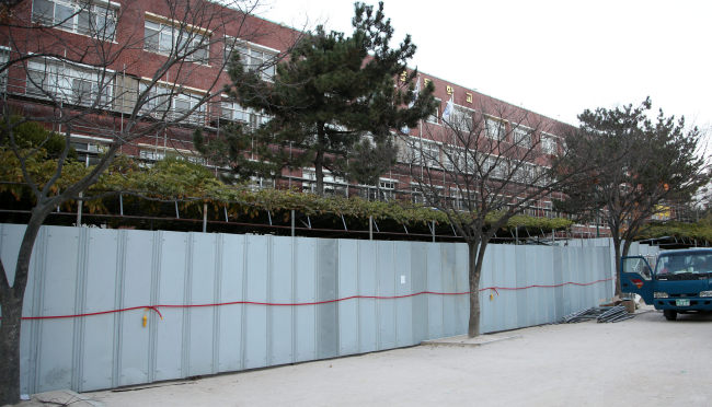경북 포항시 북구 장성동 장성초등학교에 울타리와 공사용 비계가 설치돼 있다. 이 학교는 15일 지진으로 피해를 본 뒤 보수공사를 벌이고 있다.[사진제공=연합뉴스]