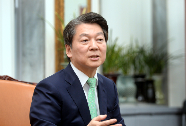 Ahn Cheol-soo, the chairman of the minor opposition People’s Party (Park Hyun-koo / The Korea Herald)