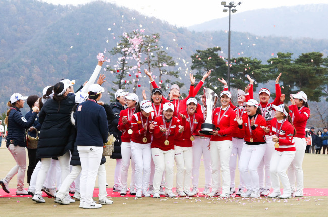 ▶한국투어팀에 꽃가루를 뿌려주는 미국투어 소속 한국국적의 선수들