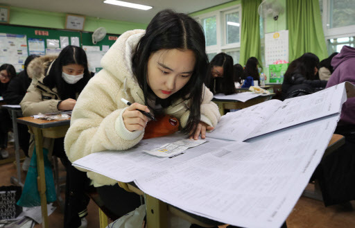 수험생들이 2018학년도 대학수학능력시험 가채점을 하고 있다. [사진제공=연합뉴스]