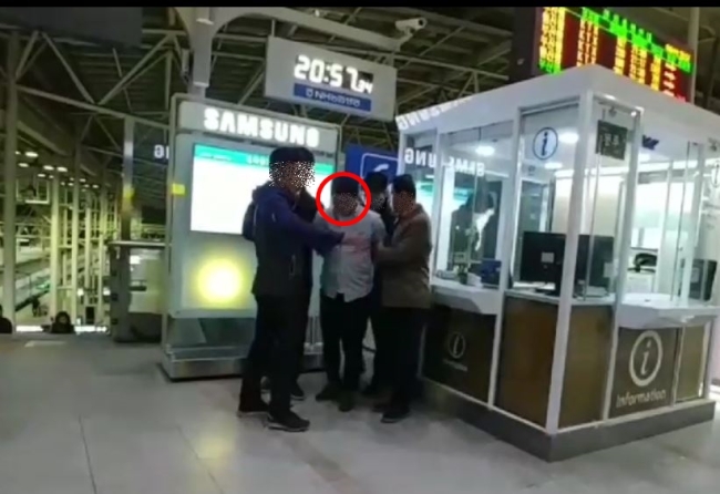 피의자 박모(31) 씨가 서울역KTX 실내에서 경찰에 검거된 현장. 서울지방경찰청 제공