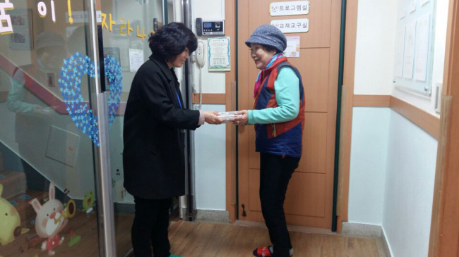 성남시 생활관리사가 시설 이용자에게 밑반찬을 전달하고 있다.[사진제공=성남시]
성남시 생활관리사가 시설 이용자에게 밑반찬을 전달하고 있다.[사진제공=성남시]