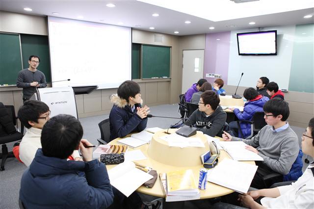 KAIST 교수와 학생들이 에듀케이션 3.0 전용강의실에서 토론 수업을 진행하고 있다.
[제공=KAIST]