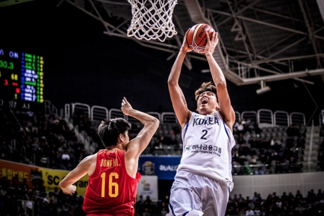 ▶레이업을 시도하고 있는 최준용.[사진=FIBA]