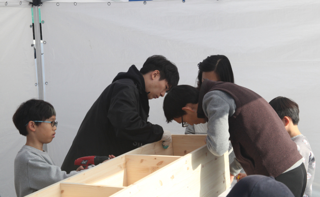 지난 25일 창원공장 임직원과 경상대 학생 100여명은 장애인 및 아동들에게 필요한 책상, 책꽂이, 서랍장 등을 직접 조립해 전달하는 ‘행복한 가구 만들기’ 사회공헌활동을 실시했다. [사진제공=효성]