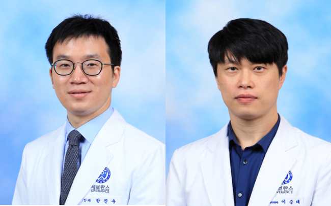 [사진= 한진우 교수(안과학,좌)이승태 교수(진단검사의학)]