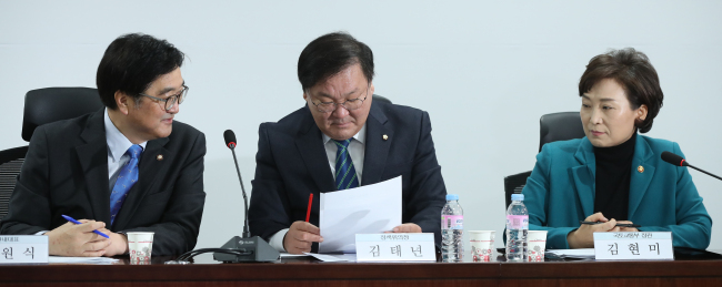 우원식 더불어민주당 원내대표(왼쪽부터), 김태년 정책위의장, 김현미 국토교통부 장관이 27일 오전 국회 의원회관에서 열린 주거복지 로드맵 당정협의에서 이야기를 나누고 있다. [사진제공=연합뉴스]