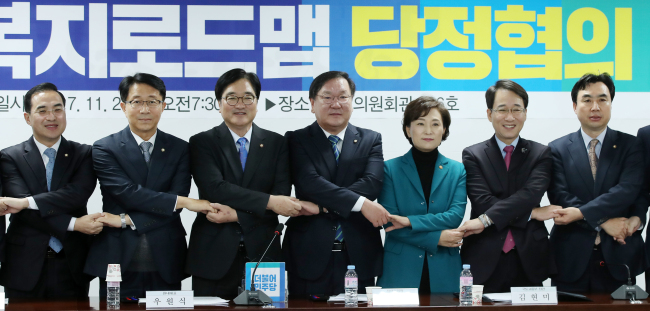 27일 오전 국회 의원회관에서 열린 주거복지 로드맵 당정협의에서 참석자들이 포즈를 취하고 있다. 왼쪽부터 박홍근 원내수석부대표, 조정식 국회 국토교통위원장, 우원식 원내대표, 김태년 정책위의장, 김현미 국토교통부 장관, 이원욱 제4정조위원장, 윤관석 의원. [사진제공=연합뉴스]