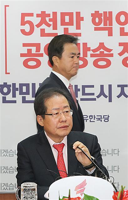 자유한국당 친박계 김태흠 최고위원이 27일 오전 서울 여의도 당사에서 열린 최고위원회의에서 홍준표 대표 뒤를 지나고 있다. 이날 김 최고위원은 공개발언 시 대표가 하루가 멀다 하고 당내 갈등을 유발하고 듣기 민망한 표현을 하고 있다고 비판했다.이에 홍 대표의 측근인 이종혁 최고위원은 “국회에서 상대방 여당이, 그리고 집권 정권이 있지도 않은 일을 갖고 당 대표를 모략하고 음해하는데 이를 나서서 방어하는 당내 인사를 제가 보지 못했다”고 말했다. 이 최고위원은 또 “그리고 대표의 정치적 수사를 막말이라고 폄하하고 우리 당내에서부터 대표에 대한 예우를 갖춰주실 것을 촉구한다”며 설전을 벌였다. [연합뉴스]