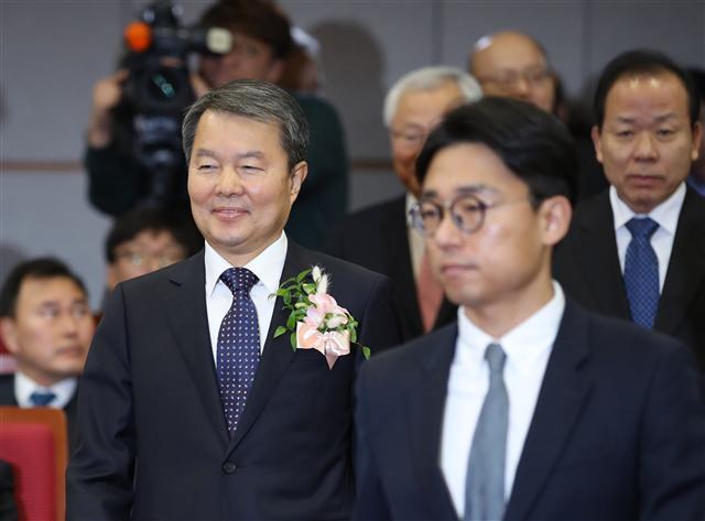 이진성 신임 헌법재판소장이 27일 오전 서울 종로구 헌재에서 열린 취임식에 참석하고 있다 [연합뉴스]
