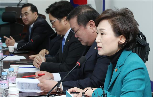 김현미 국토교통부 장관이 27일 오전 국회 의원회관에서 열린 주거복지 로드맵 당정협의에서 발언하고 있다. 왼쪽부터 박홍근 원내수석부대표, 우원식 원내대표, 김태년 정책위의장, 김현미 장관.  [연합뉴스]