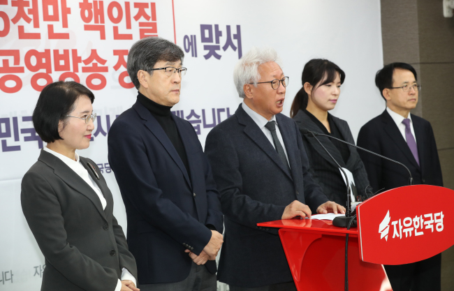 류석춘 자유한국당 혁신위원장이 27일 오전 서울 여의도 당사에서 사법고시 부활, 대입제도 개선 등 교육분야 혁신안을 발표하고 있다.[사진=연합뉴스]
류석춘 자유한국당 혁신위원장이 27일 오전 서울 여의도 당사에서 사법고시 부활, 대입제도 개선 등 교육분야 혁신안을 발표하고 있다.[사진=연합뉴스]