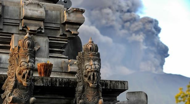 This photo carried by AFP on Nov. 26, 2017 shows a volcano at Mount Agung on Indonesia's resort island of Bali spewing plumes of smoke and ashes. (Yonhap)