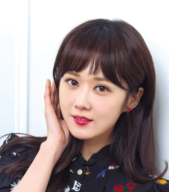 “카메라의 셔터를 누를 때 셔터가 눌러지고 아주 짧은 순간 우리는 정지를 경험한다. 그 정지가 있어야 사진은 찍힐 수 있는 것이다. 우리의 삶은 어쩌면 이 셔터를 누른 뒤의 짧은 순간인지도 모른다. 다만 그 짧은 순간을 자꾸만 연기해 갈 뿐이다”. 삶은 끊임없이 죽음을 연기해 가는 과정이라는 데리다의 말이 새삼 가깝게 느껴진다.
