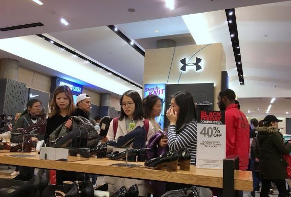 Shopping crowd at Macy's in New York during Black Friday sale period. (Yonhap-AFP)