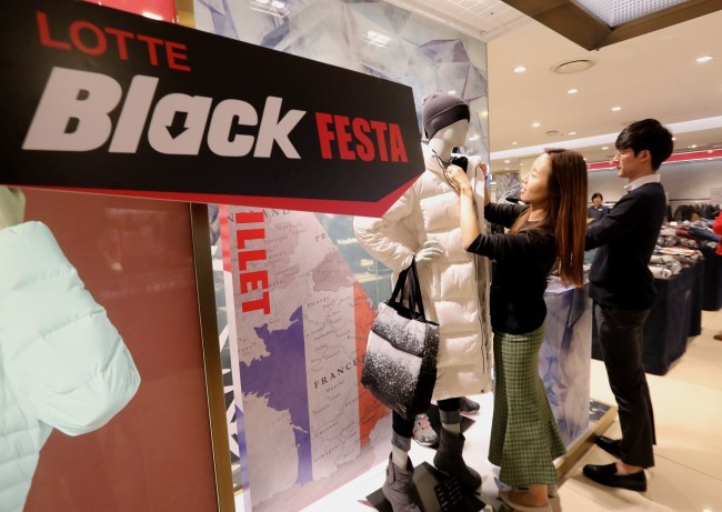 롯데백화점 임직원이 소공동 본점 행사장을 롯데 블랙페스타 행사장으로 꾸미고 있다. [제공=롯데백화점]
