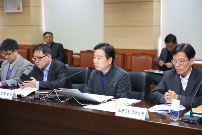 [사진설명=홍종학 중소벤처기업부 장관이 27일 중기부 확대간부회의를 주재하고 있다.]