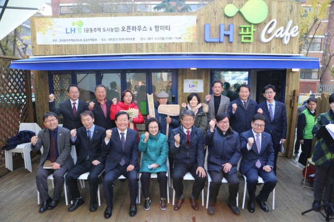 LH는 27일 대전둔산 LH 3단지 영구임대 아파트에서 ‘LH팜 오픈하우스&팜파티’를 개최했다. 행사에 참석한 박상우 LH사장(왼쪽 다섯 번째)을 비롯한 관계자들이 파이팅을 외치고 있다. [사진제공=LH]